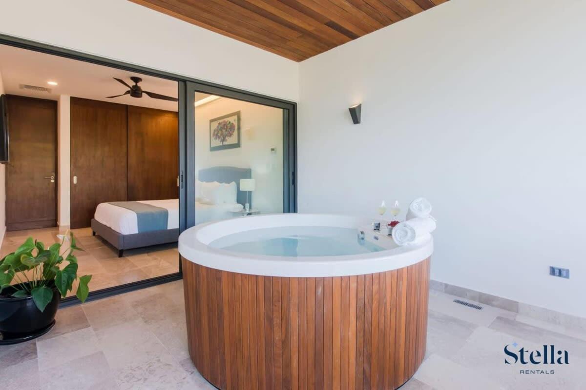 With Private Jacuzzi And Shared Ocean View Roof Pool Сasa de vacaciones