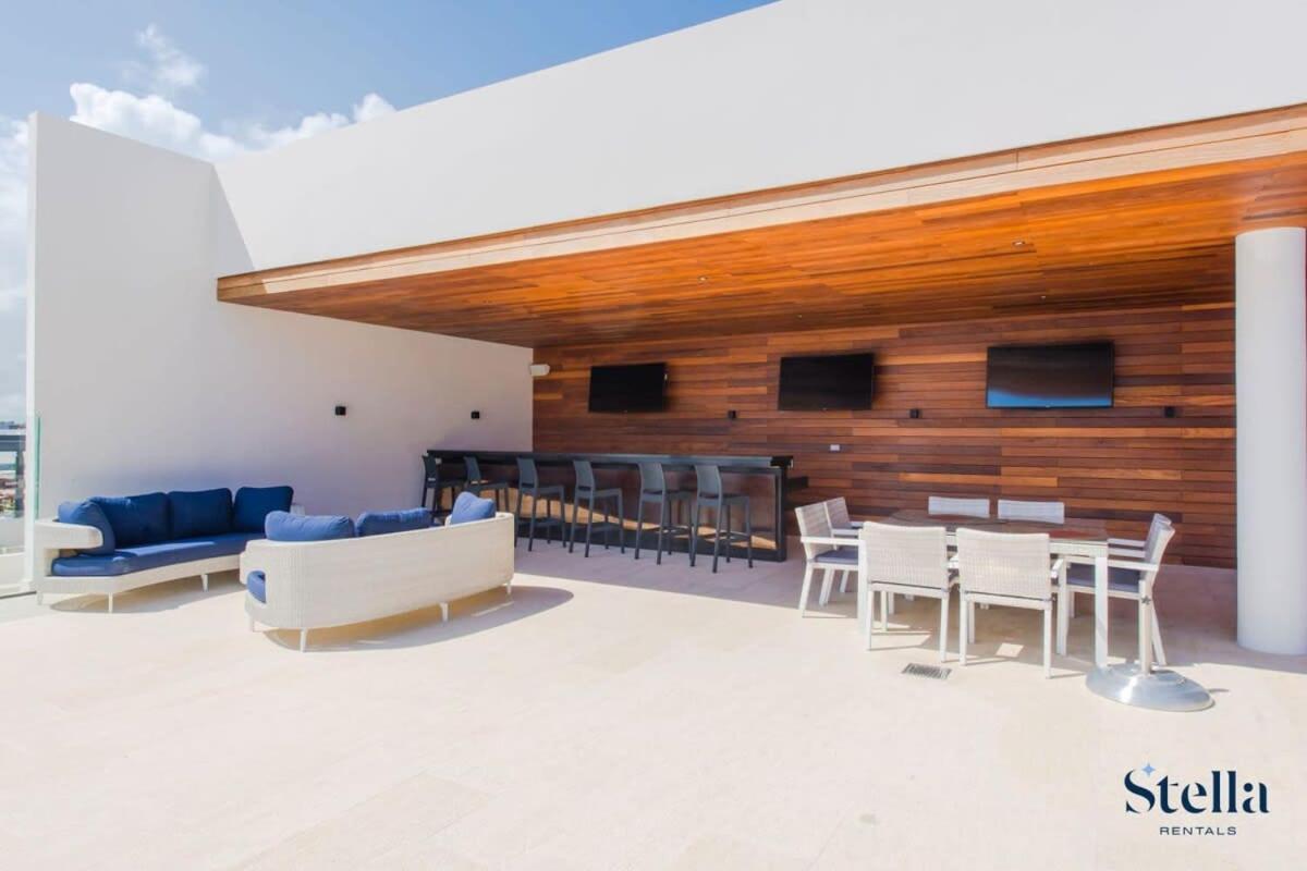 With Private Jacuzzi And Shared Ocean View Roof Pool *