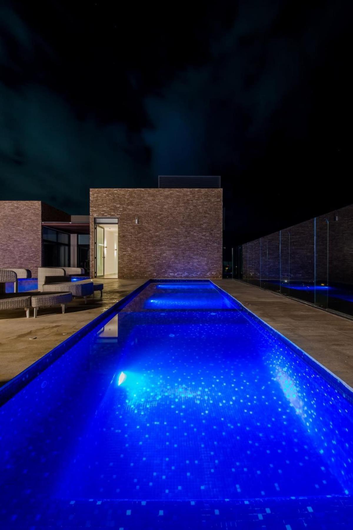 With Private Jacuzzi And Shared Ocean View Roof Pool *